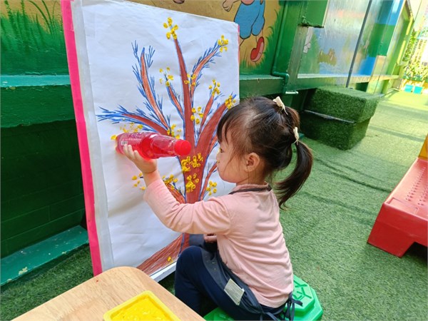 Bé chơi ngoài trời